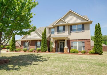 Large lot, home for sale, Meridianville Alabama, Front Photo, Beautiful landscape, Large lot, Inspitation pointe subdivision, realtor John Wesley Brooks