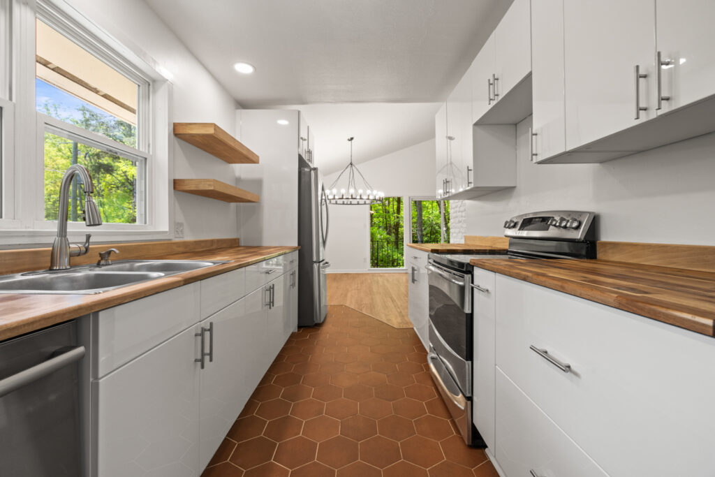Huntsville Real estate Property, Modern kitchen with high gloss white cabinets