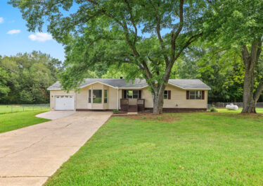 Move in ready, renovated home in Huntsville alabama, Large lot