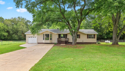 Move in ready, renovated home in Huntsville alabama, Large lot