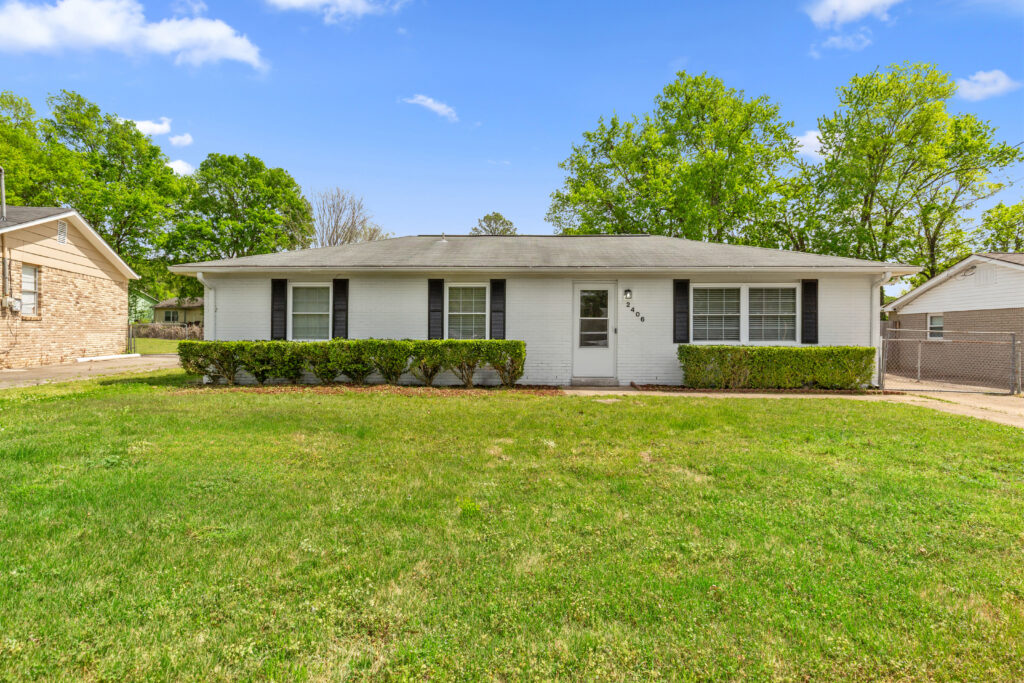 Renovated Move In Ready Home in South Huntsville, Grissom Highschool Zoning, gray walls colors, new plumbing and lighting fixtures, LVP floors, white kitchen cabinets and white appliances