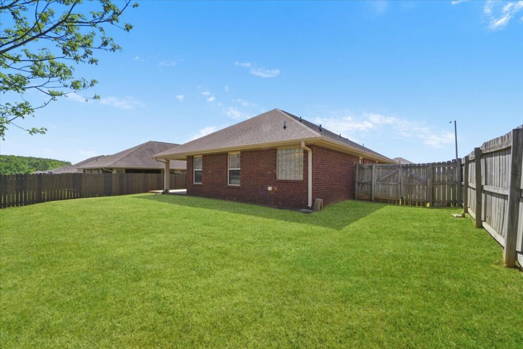 Open Floor Plan, Full Brick home in south Huntsville in Alabama, Gray Walls, LVP flooring, all updated plumbing and features, open kitchen, large fenced backyard, Listed by top Realtor John Wesley Brooks in Huntsville Alabama